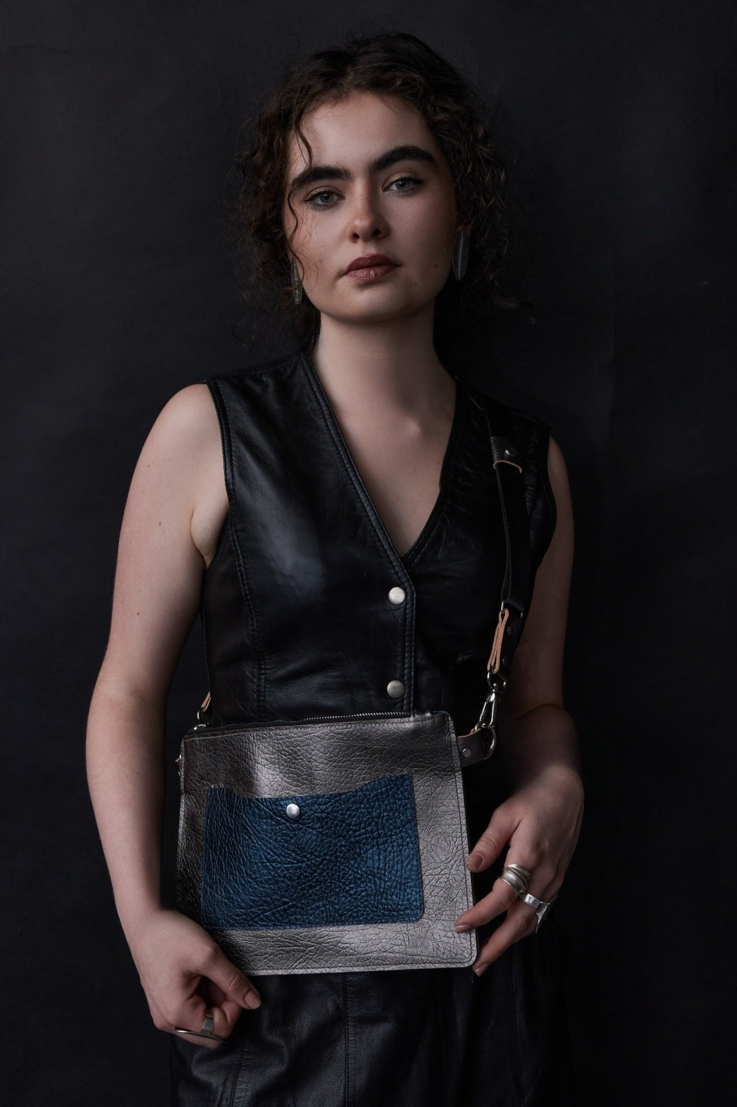 Twinkle Pop Envelope Bag – Handcrafted Italian Leather, Metallic Gunmetal